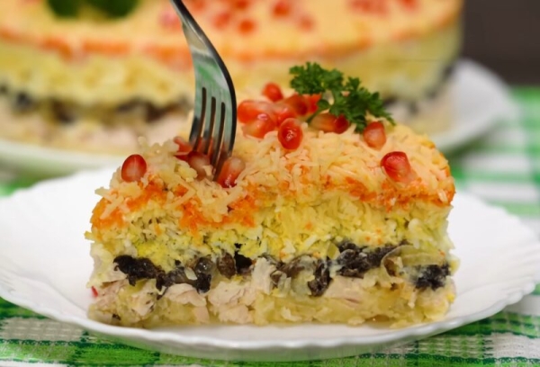 Секрет салата «Татьяна»: простая комбинация продуктов, которая дает невероятный вкус. Удивите своих близких!