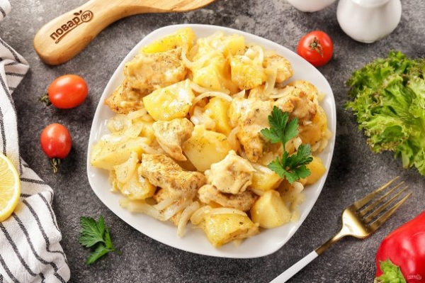 Куриная грудка, запеченная с картофелем Куриная грудка, запеченная с картофелем