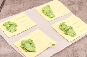 Слоеные пирожки с рикоттой и шпинатом