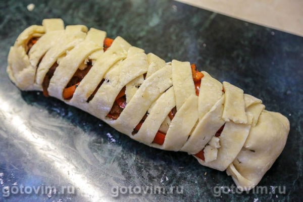 Свиная вырезка в тесте, запеченная со сладким перцем