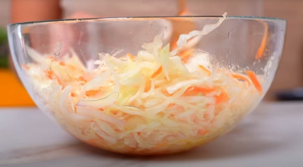 Маринованная кисло-сладкая капуста: аппетитная и хрустящая. Проверенные пропорции ингредиентов Маринованная кисло-сладкая капуста: аппетитная и хрустящая. Проверенные пропорции ингредиентов