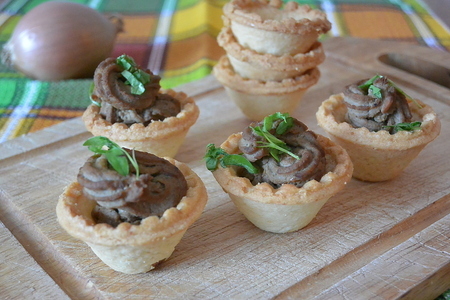 Куриный паштет в тарталетках с белой фасолью