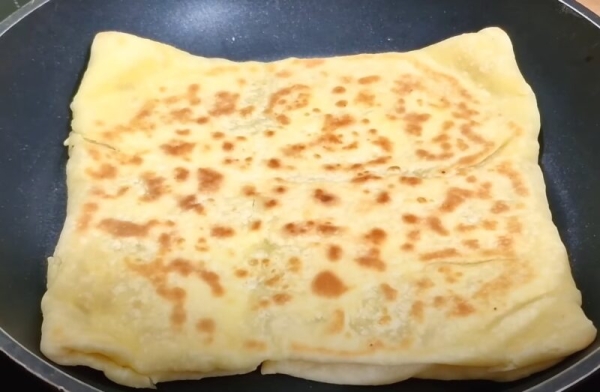 Взбивайте творог с яйцом. Лепёшки с творожной начинкой, готовлю вместо сырников на завтрак