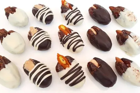 Финики в шоколаде вкусный десерт из фиников с орехами и сухофруктами Финики в шоколаде вкусный десерт из фиников с орехами и сухофруктами