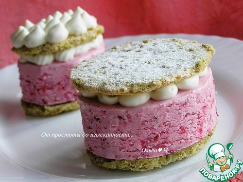 Фисташковое пирожное с брусничным семифреддо Фисташковое пирожное с брусничным семифреддо