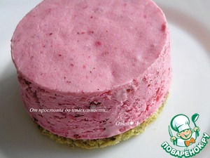 Фисташковое пирожное с брусничным семифреддо Фисташковое пирожное с брусничным семифреддо