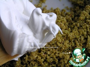 Фисташковое пирожное с брусничным семифреддо Фисташковое пирожное с брусничным семифреддо