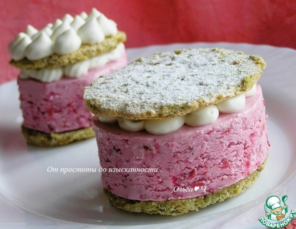 Фисташковое пирожное с брусничным семифреддо Фисташковое пирожное с брусничным семифреддо