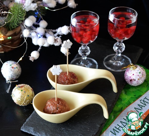 Фрикадельки из индейки в брусничном соусе Фрикадельки из индейки в брусничном соусе