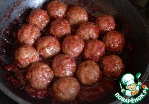 Фрикадельки из индейки в брусничном соусе Фрикадельки из индейки в брусничном соусе