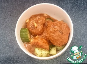 Фрикадельки с арахисовой подливой