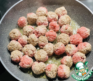 Фрикадельки в тыквенном соусом