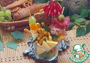 Фуршетный стаканчик "Фруктово-сырно-мясной"