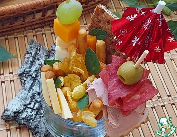 Фуршетный стаканчик "Фруктово-сырно-мясной"