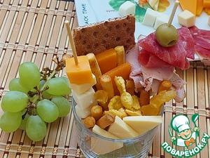 Фуршетный стаканчик "Фруктово-сырно-мясной"