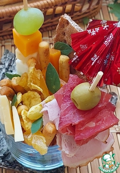 Фуршетный стаканчик "Фруктово-сырно-мясной"