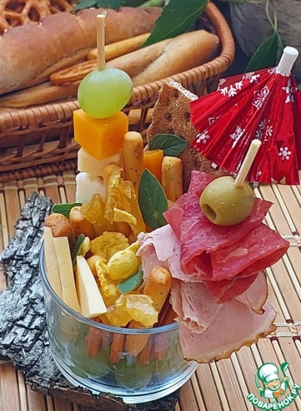 Фуршетный стаканчик "Фруктово-сырно-мясной"