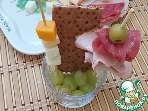 Фуршетный стаканчик "Фруктово-сырно-мясной"