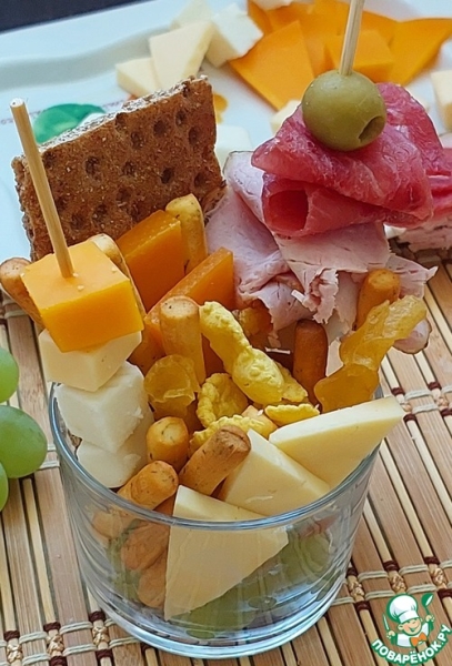 Фуршетный стаканчик "Фруктово-сырно-мясной"