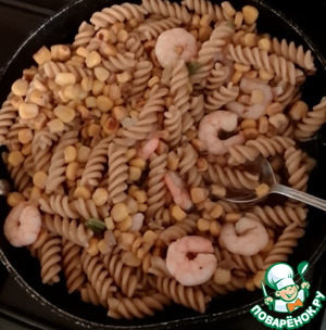 Фузилли с обжаренной кукурузой и креветками