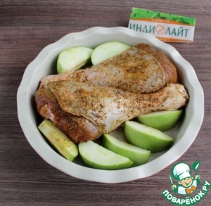 Голень индейки с яблоками Голень индейки с яблоками