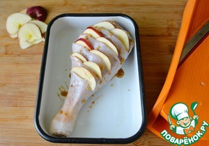 Голень индейки с яблоками в фольге Голень индейки с яблоками в фольге