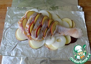 Голень индейки с яблоками в фольге Голень индейки с яблоками в фольге