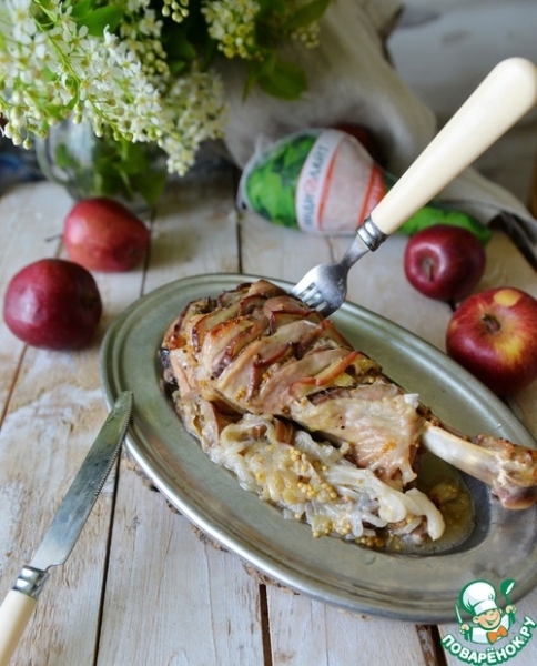 Голень индейки с яблоками в фольге Голень индейки с яблоками в фольге