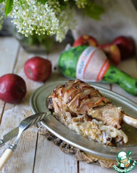 Голень индейки с яблоками в фольге Голень индейки с яблоками в фольге