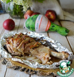 Голень индейки с яблоками в фольге Голень индейки с яблоками в фольге