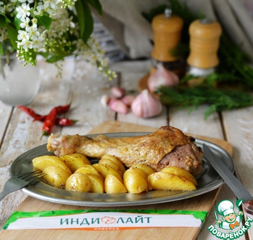 Голень индейки с картофелем в фольге Голень индейки с картофелем в фольге