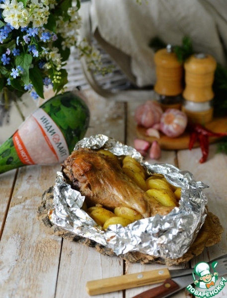 Голень индейки с картофелем в фольге Голень индейки с картофелем в фольге