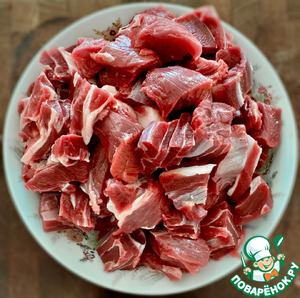 Голяшка говяжья томлёная с грибами в сливках