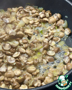 Голяшка говяжья томлёная с грибами в сливках