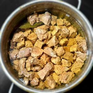 Голяшка говяжья томлёная с грибами в сливках