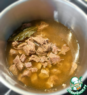 Голяшка говяжья томлёная с грибами в сливках