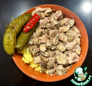 Голяшка говяжья томлёная с грибами в сливках