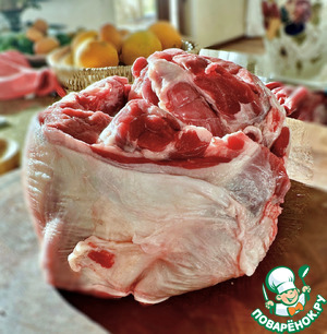 Голяшка говяжья томлёная с грибами в сливках