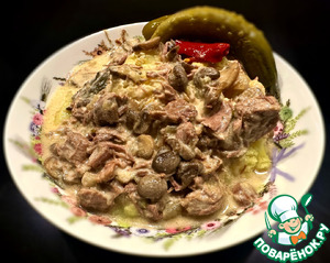 Голяшка говяжья томлёная с грибами в сливках