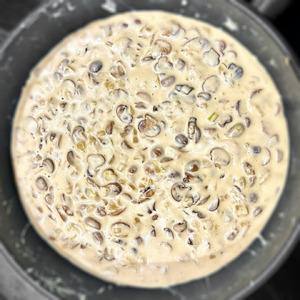 Голяшка говяжья томлёная с грибами в сливках