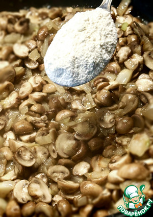 Голяшка говяжья томлёная с грибами в сливках