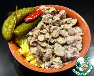 Голяшка говяжья томлёная с грибами в сливках