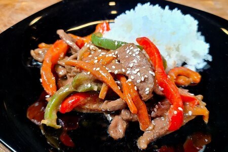 Говядина с овощами на сковороде по-азиатски Говядина с овощами на сковороде по-азиатски