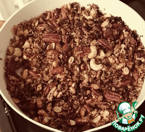 Гранола с медом, соевым соусом, орехами