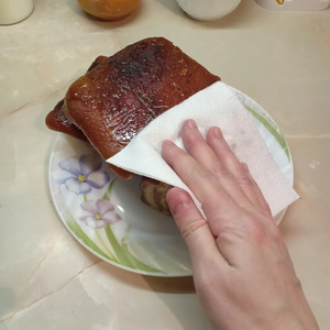 Грудинка, запеченная с томатной пастой