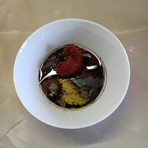 Грудинка, запеченная с томатной пастой