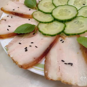 Грудинка, запеченная с томатной пастой