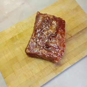 Грудинка, запеченная с томатной пастой