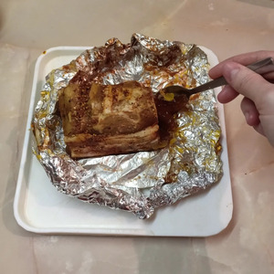 Грудинка, запеченная с томатной пастой