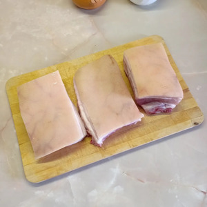 Грудинка, запеченная с томатной пастой